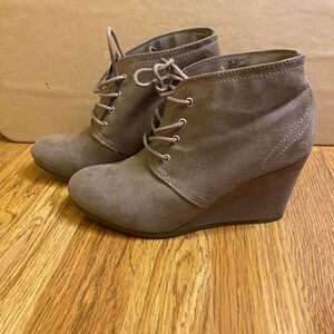 Arizona Jean Co Taupe Gray Lilly Lace Up Heels Memory Foam Wedge Boots Size 7M